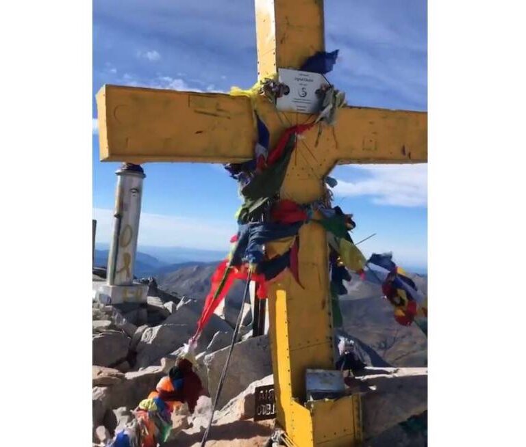 Vándalos pintan de amarillo la cruz y la virgen de la cima del Pico Aneto, en Aragón
