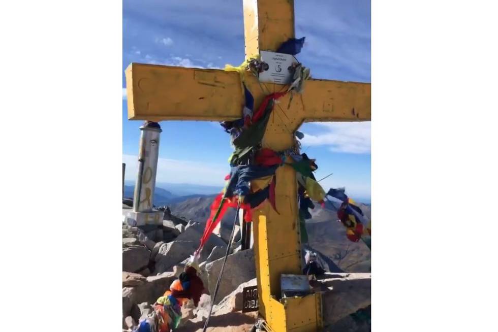 La cruz del Aneto, pintada de amarillo.