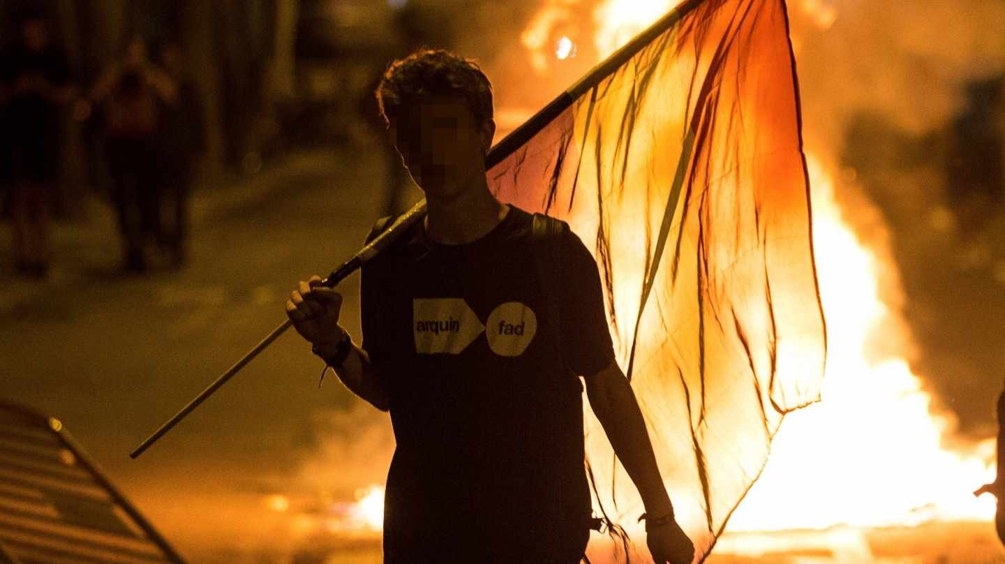 Un manifestante, durante los disturbios que se vivieron en el centro de Barcelona tras finalizar las movilizaciones convocadas por la ANC, Òmnium y los CDR.