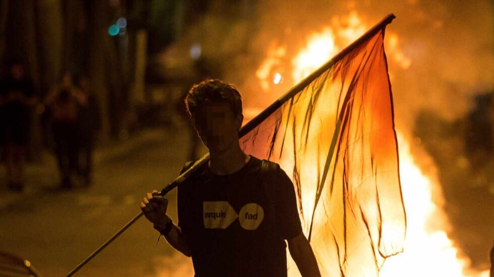 Un manifestante, durante los disturbios que se vivieron en el centro de Barcelona tras finalizar las movilizaciones convocadas por la ANC, Òmnium y los CDR.