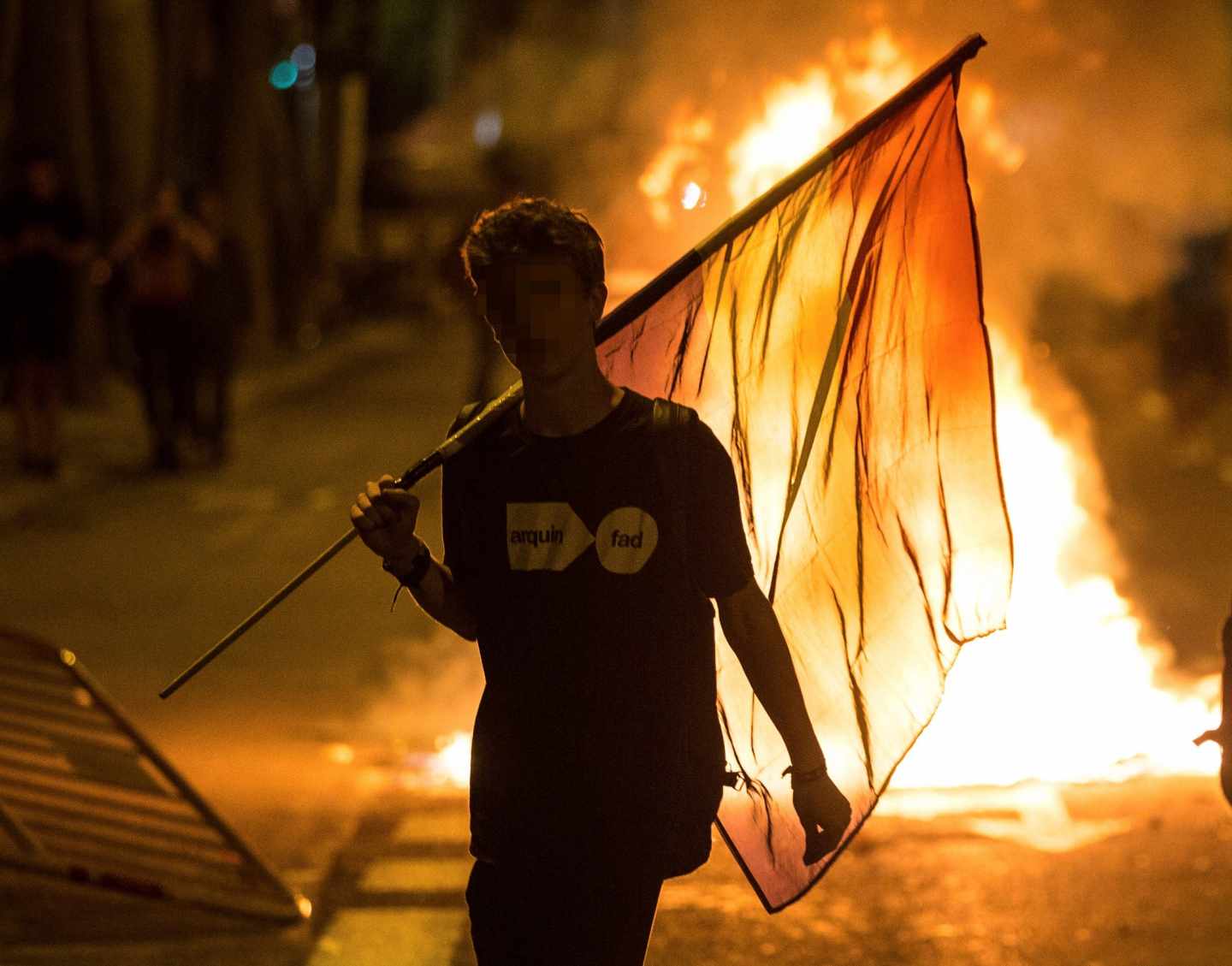 Un manifestante, durante los disturbios que se vivieron en el centro de Barcelona tras finalizar las movilizaciones convocadas por la ANC, Òmnium y los CDR.