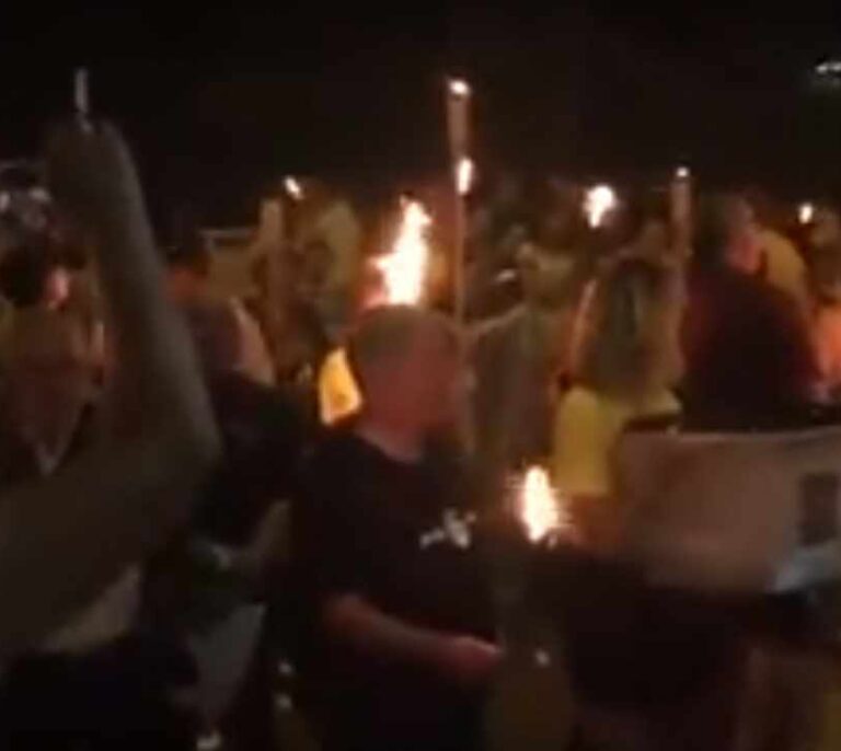 Escrache a la Policía en Reus al grito de "fuera las fuerzas de ocupación"