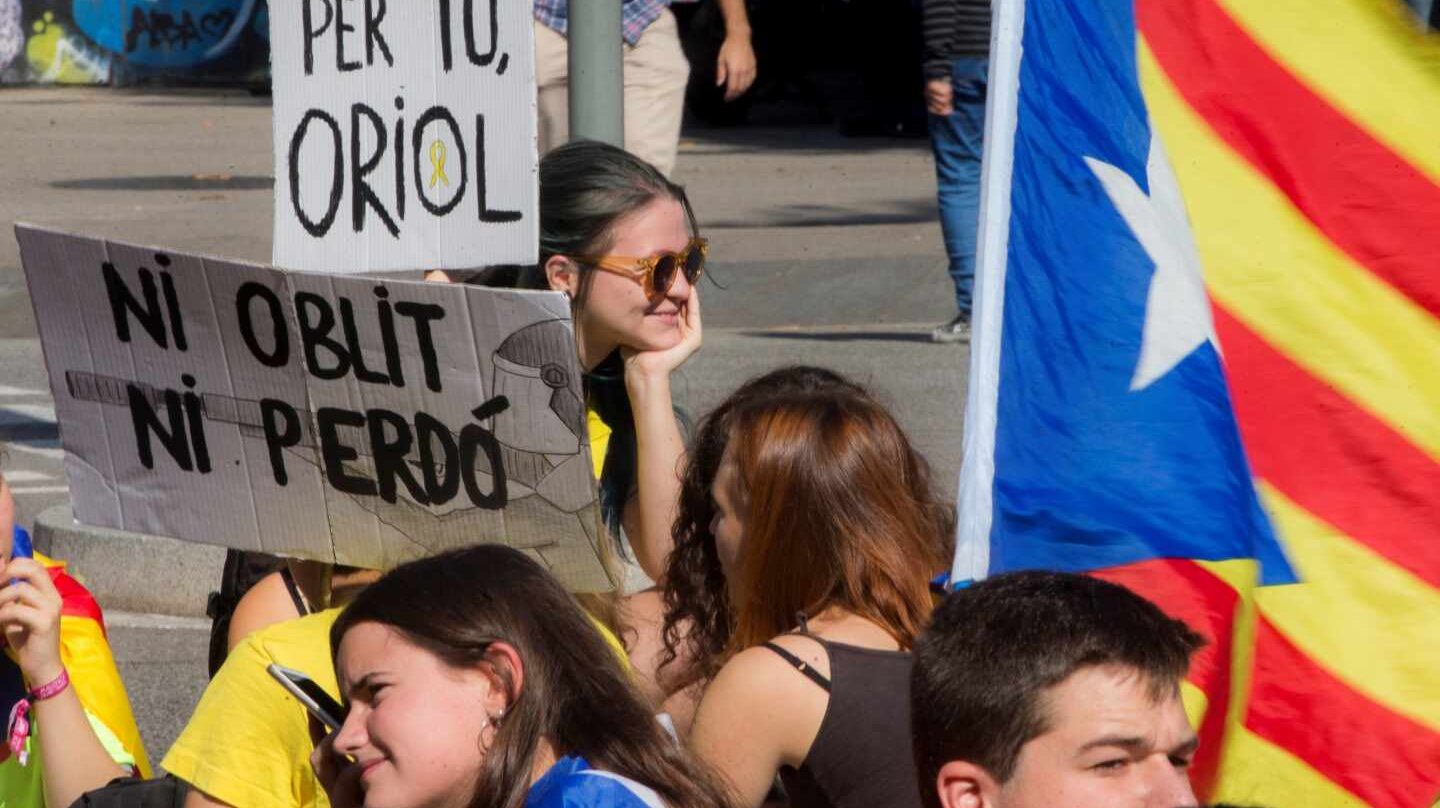 -Varios jovenes cortan la gran Vía antes de iniciarse la manifestación estudiantil en Barcelona promovida por Universitats per la República bajo el lema "1-O, ¡ni olvido, ni perdón!"