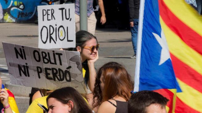 -Varios jovenes cortan la gran Vía antes de iniciarse la manifestación estudiantil en Barcelona promovida por Universitats per la República bajo el lema "1-O, ¡ni olvido, ni perdón!"