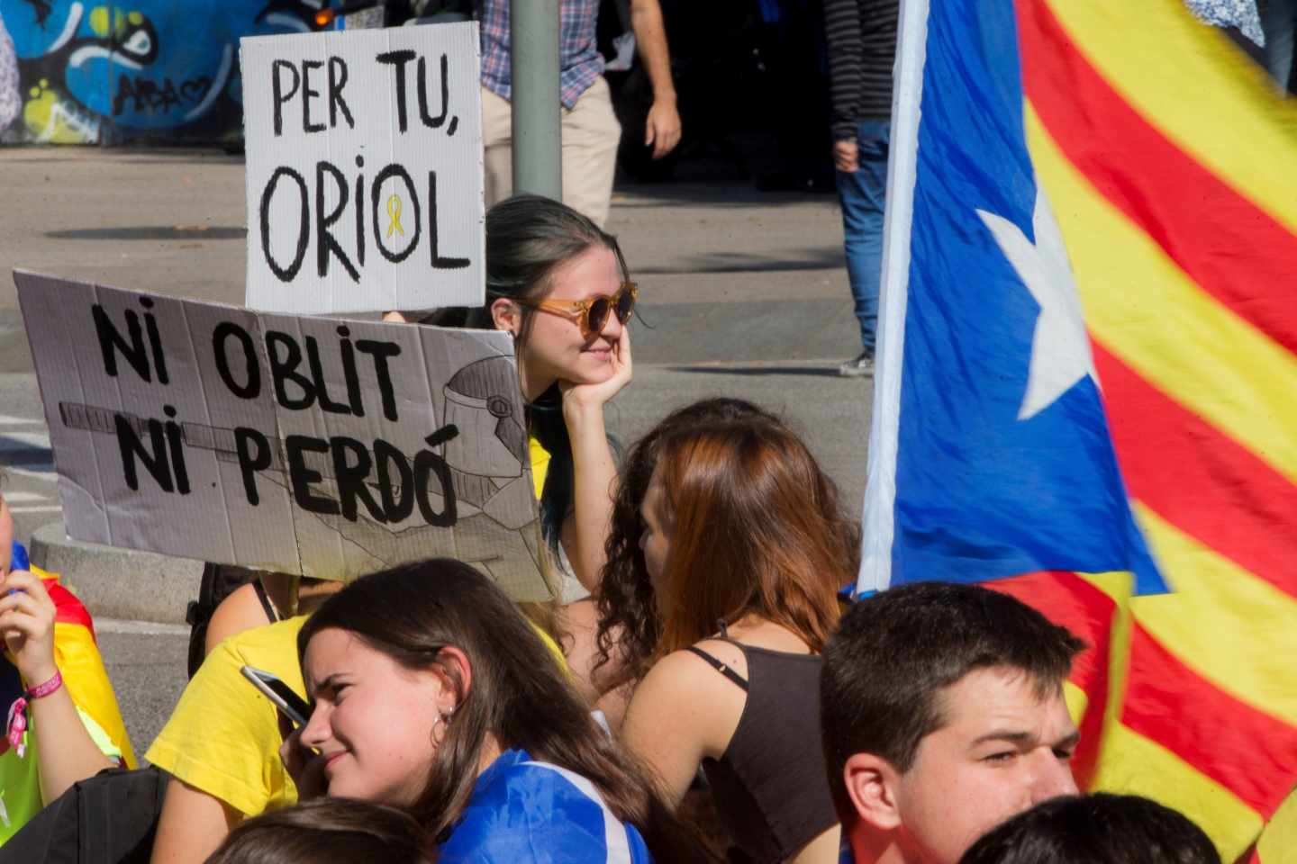 -Varios jovenes cortan la gran Vía antes de iniciarse la manifestación estudiantil en Barcelona promovida por Universitats per la República bajo el lema "1-O, ¡ni olvido, ni perdón!"