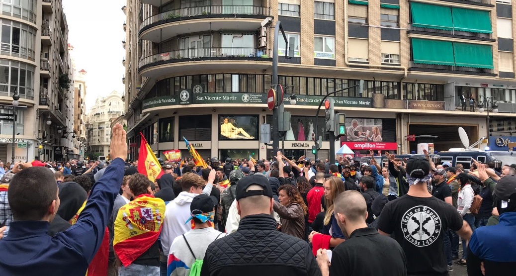 Convocatoria del grupo ultraderechista España 2000 en la Plaza de San Agustín.