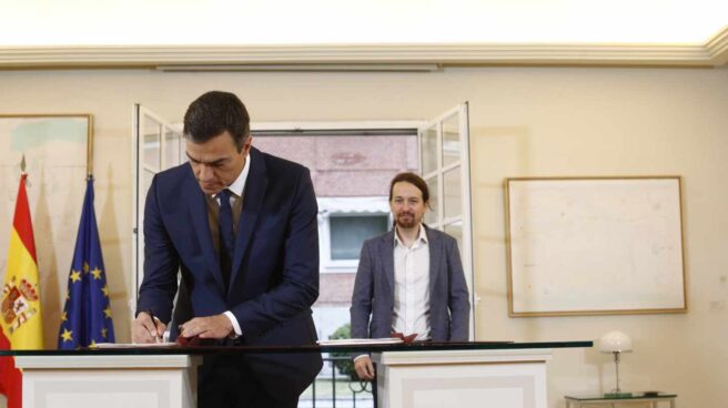 Sánchez Iglesias gobierno podemos psoe Pedro Sánchez firma con Pablo Iglesias su acuerdo para los presupuestos