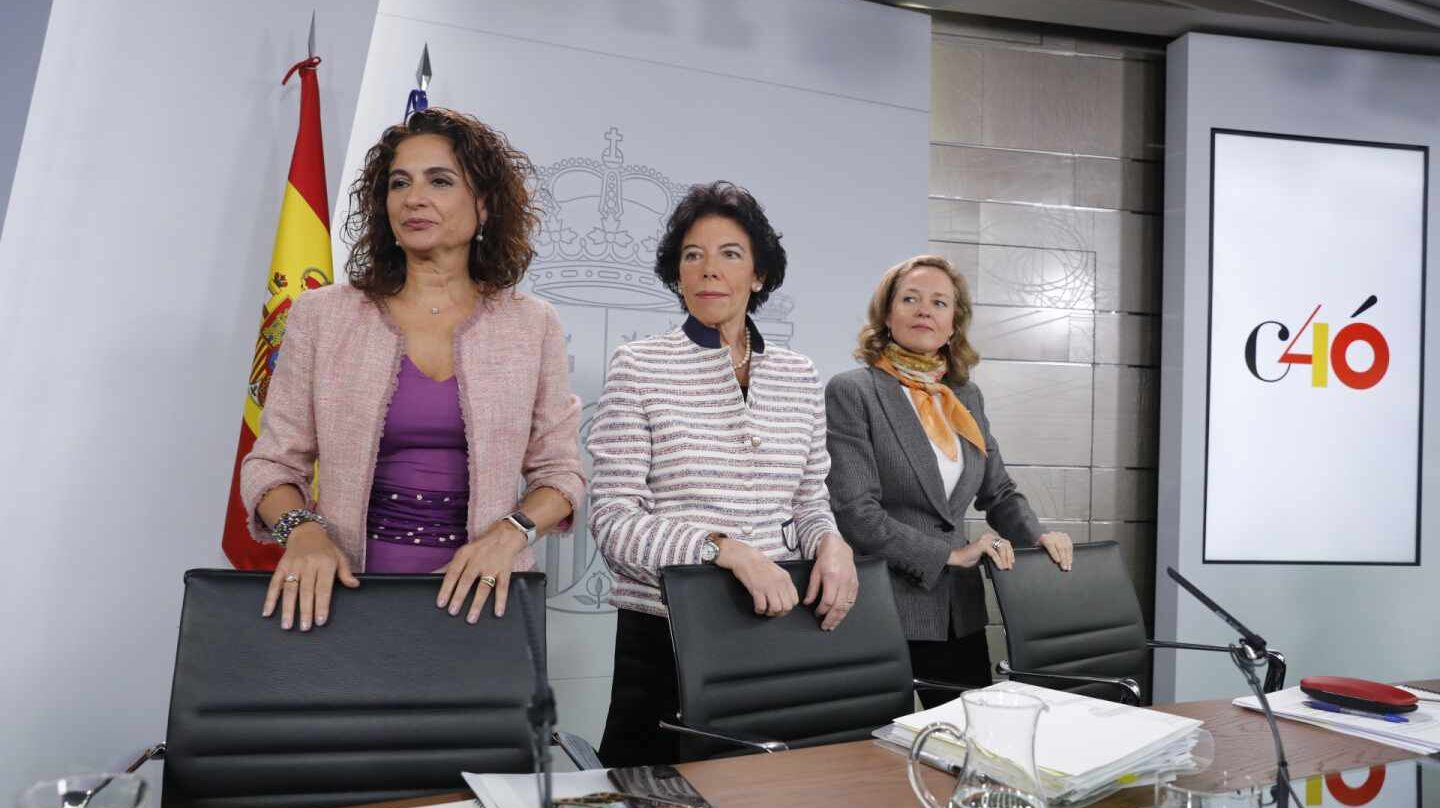 Las ministras de Hacienda, María Jesús Montero; portavoz, Isabel Celaá; y de Economía, Nadia Calviño.