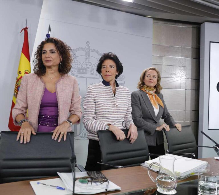 Montero y Calviño piden el apoyo de Cs y PP al Presupuesto para frenar a Vox
