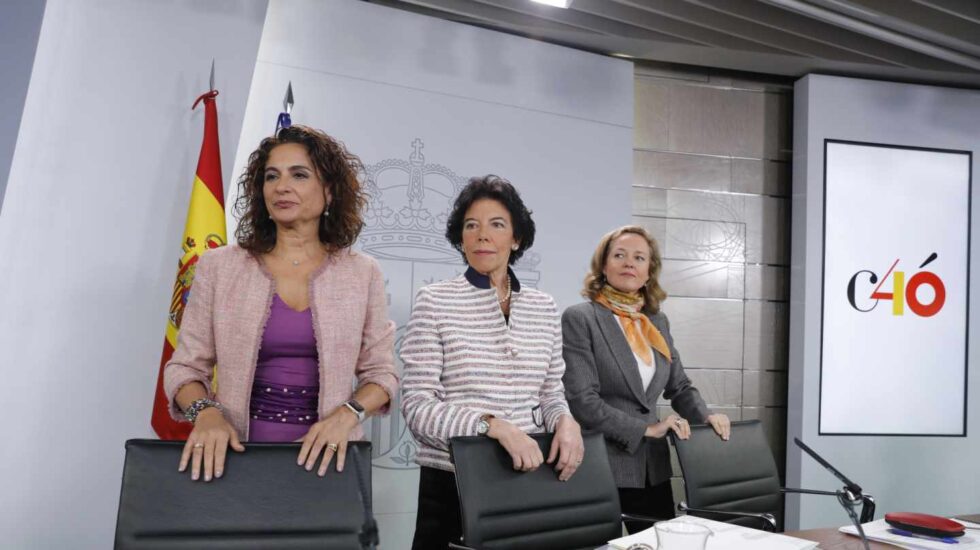 Las ministras de Hacienda, María Jesús Montero; portavoz, Isabel Celaá; y de Economía, Nadia Calviño.