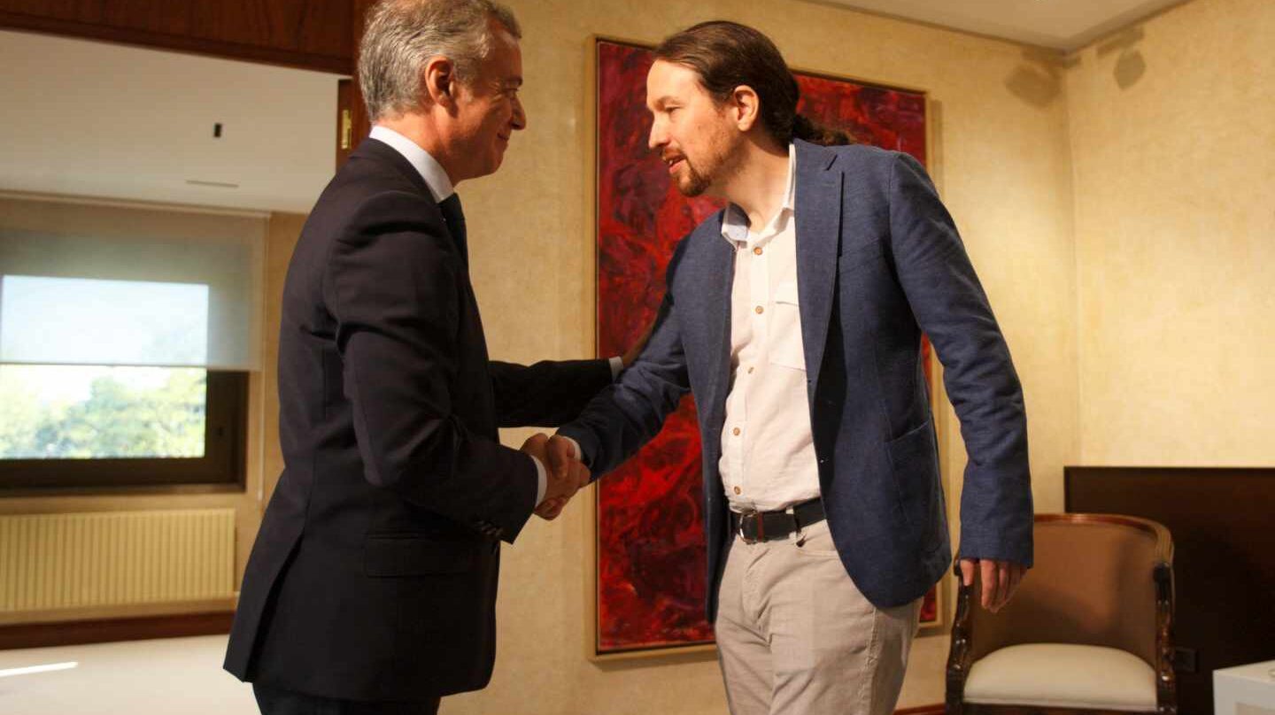 Poco antes de que se iniciara el encuentro, el presidente del PNV, Andoni Ortuzar, ha avanzado que el presidente del Gobierno, Pedro Sánchez ya se ha puesto en contacto con ellos para celebrar un primer encuentro en el que detallarles la letra pequeña del proyecto de presupuestos del Estado. Sólo unos días después del Alderdi Eguna (Día del partido) celebrado el pasado 30 de septiembre, el presidente se puso en contacto con Ortuzar para calmar las advertencias que el presidente del EBB hizo recordando que al PNV se le estaba “agotando” el tiempo y la paciencia esperando que se cumplieran los compromisos acordados con el PP. Ortuzar ha aclarado que si bien no se niegan a mantener la reunión, antes de iniciar la negociación el PNV exigirá al presidente del Gobierno que cumpla los compromisos heredados de la negociación presupuestaria de 2018. ”Antes de sentarnos a negociar en serio el 2019 hay que cumplir el 2018, es nuestra forma de hacer las cosas, cumplir lo acordado”. El PNV reclamará que al menos se pongan en marcha los compromisos económicos cerrados con el Ejecutivo de Mariano Rajoy y que Sánchez se comprometió a asumir. Actuaciones que para el líder nacionalista se están aplicando a un ritmo muy inferior del deseado. En cuanto al proyecto de cuentas para el próximo año pactado entre el PSOE y Podemos, Ortuzar ha asegurado que en realidad más que un pacto presupuestario lo que ambas formaciones han cerrado es “un pacto de legislatura”. Ha apuntado que el verdadero anteproyecto del Ejecutivo Sánchez no se presentará hasta finales de noviembre, “así que hay plazo”.