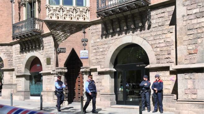 Los Mossos vigilan el exterior del Diplocat mientras era registrado por la Guardia Civil. Los Mossos vigilan el exterior del Diplocat mientras era registrado por la Guardia Civil.