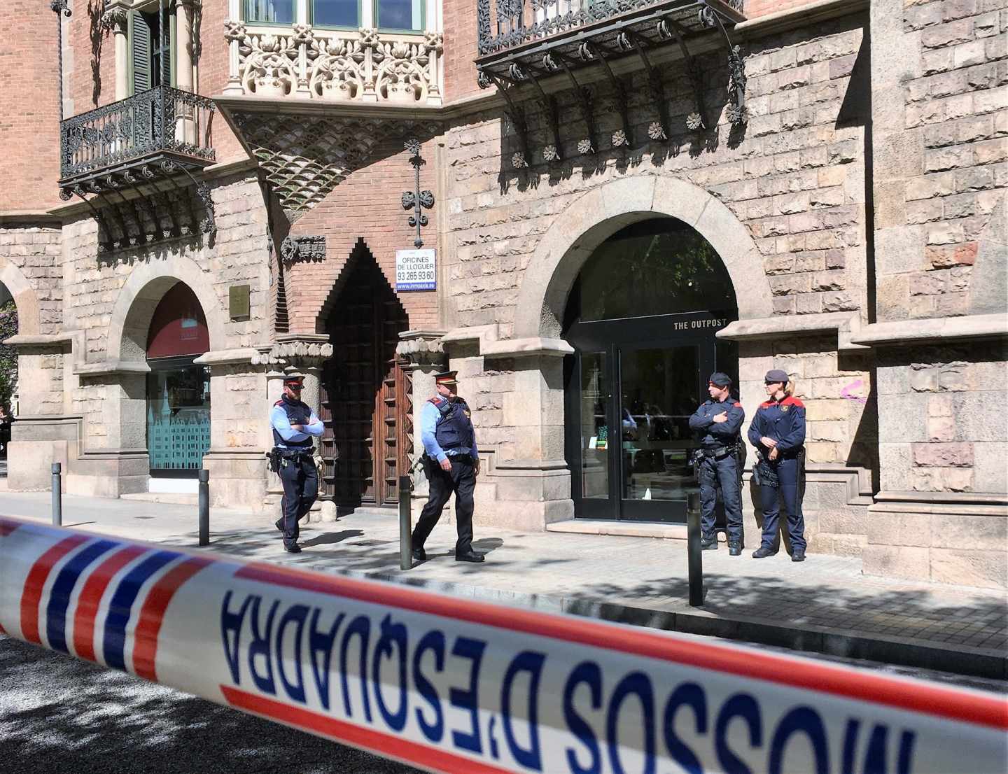 Los Mossos vigilan el exterior del Diplocat mientras era registrado por la Guardia Civil.