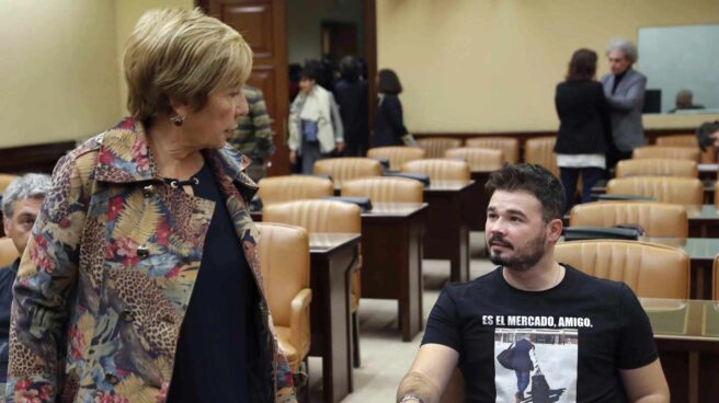 Celia Villalobos y Gabriel Rufián, vestido con una camiseta que muestra a Rodrigo Rato entrando en prisión, antes de la comparecencia de Ángel Acebes.