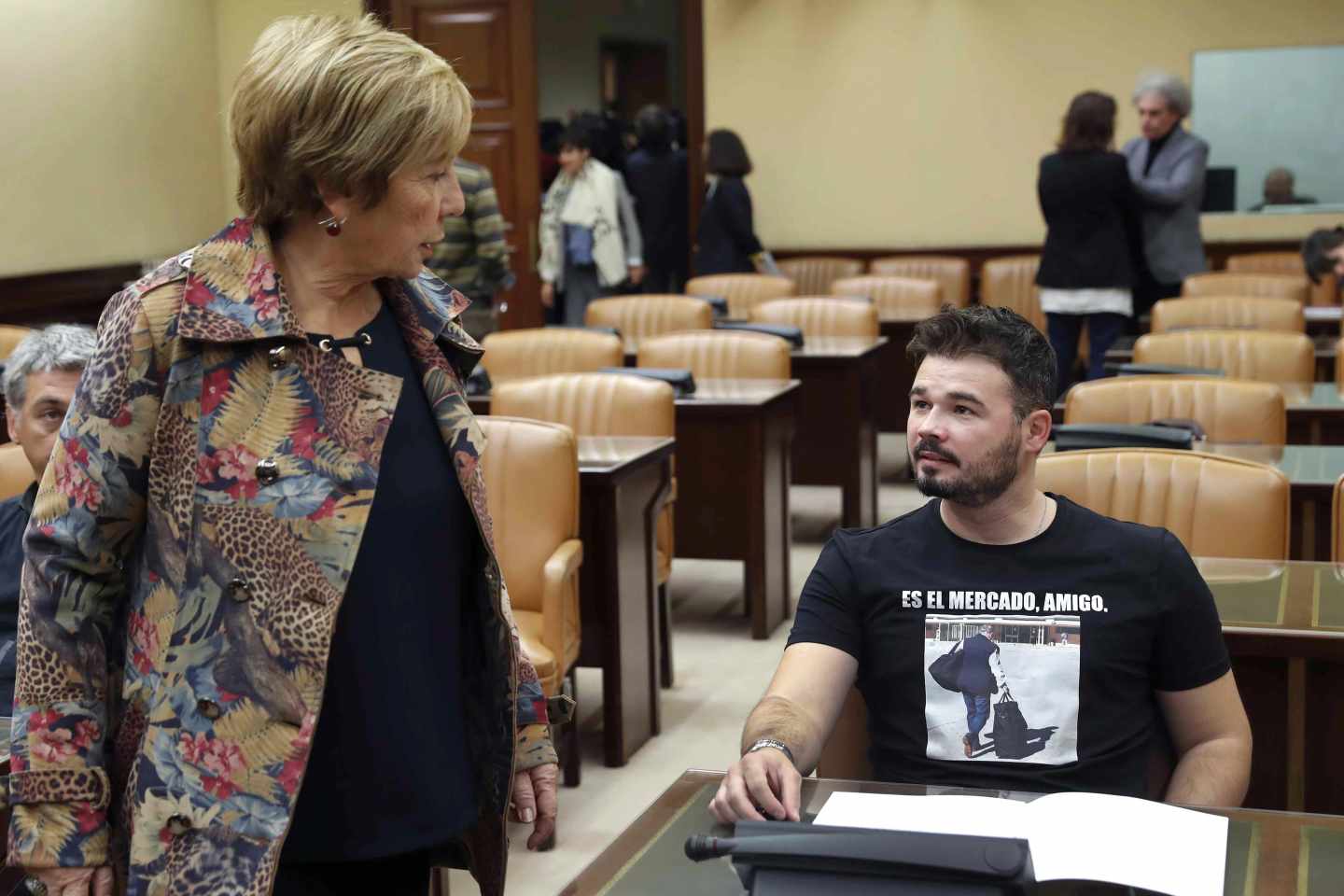 Celia Villalobos y Gabriel Rufián, vestido con una camiseta que muestra a Rodrigo Rato entrando en prisión, antes de la comparecencia de Ángel Acebes.