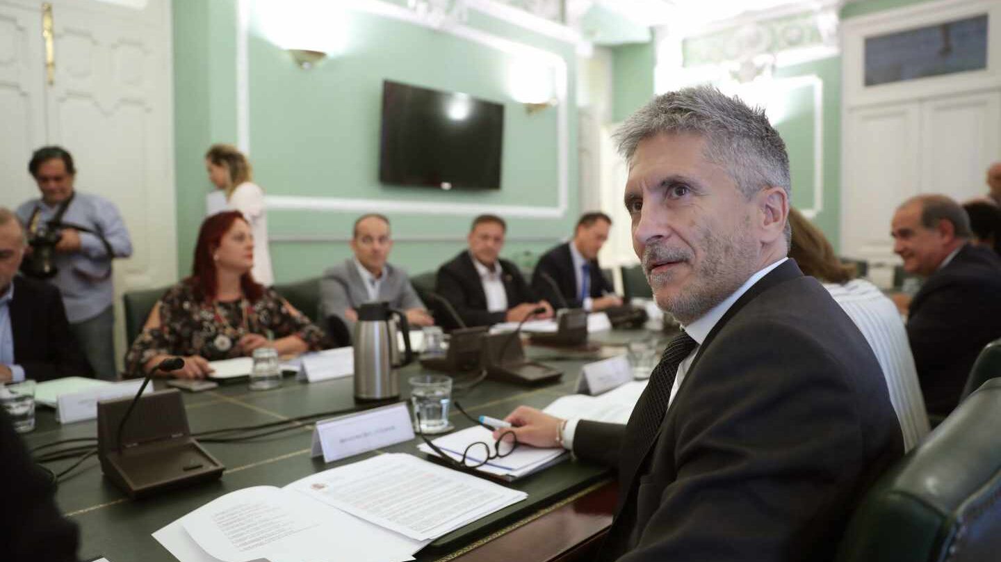 Fernando Grande-Marlaska, al inicio de la reunión mantenida este viernes con los sindicatos policiales y las asociaciones de la Guardia Civil.