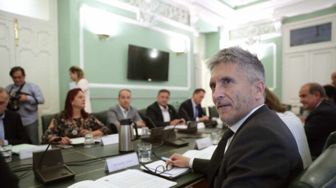 Fernando Grande-Marlaska, al inicio de la reunión mantenida este viernes con los sindicatos policiales y las asociaciones de la Guardia Civil.