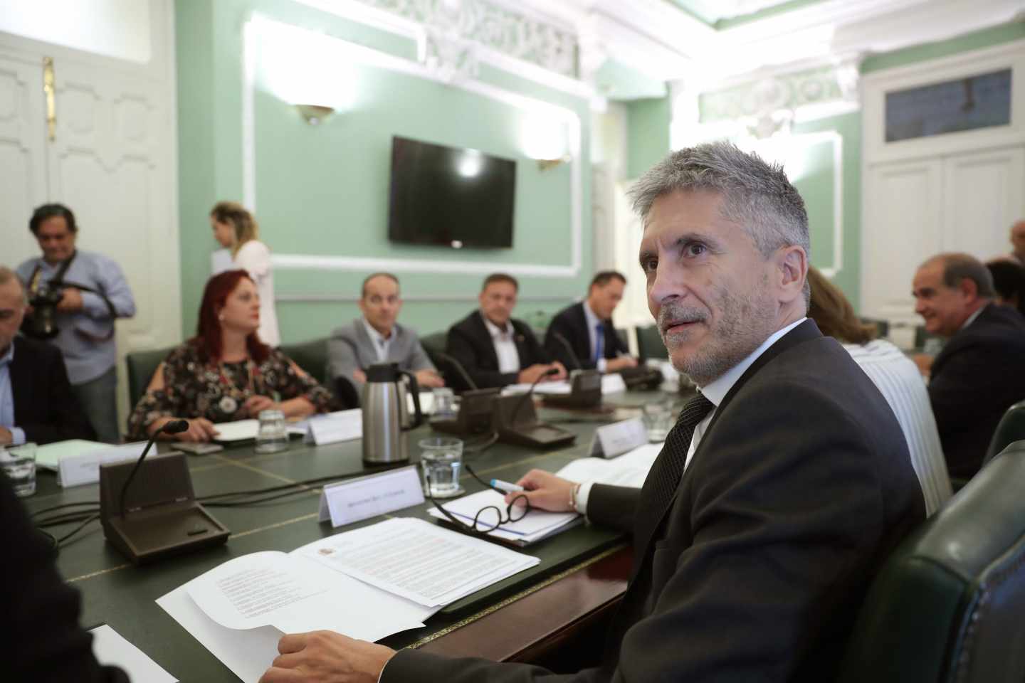 Fernando Grande-Marlaska, al inicio de la reunión mantenida este viernes con los sindicatos policiales y las asociaciones de la Guardia Civil.