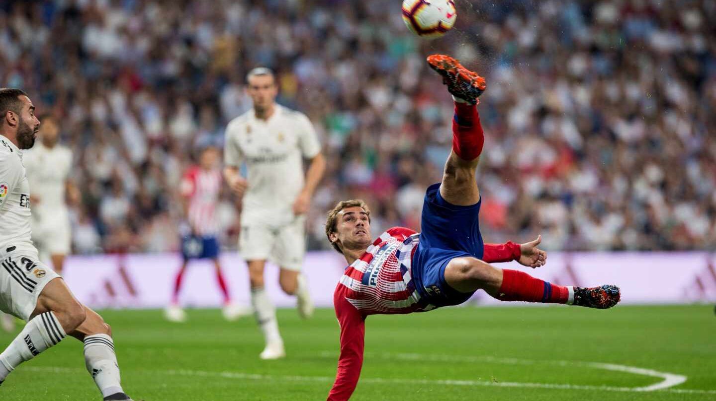 El jugador del Atlético de Madrid Antoine Griezmann remata un balón en el partido frente al Real Madrid.