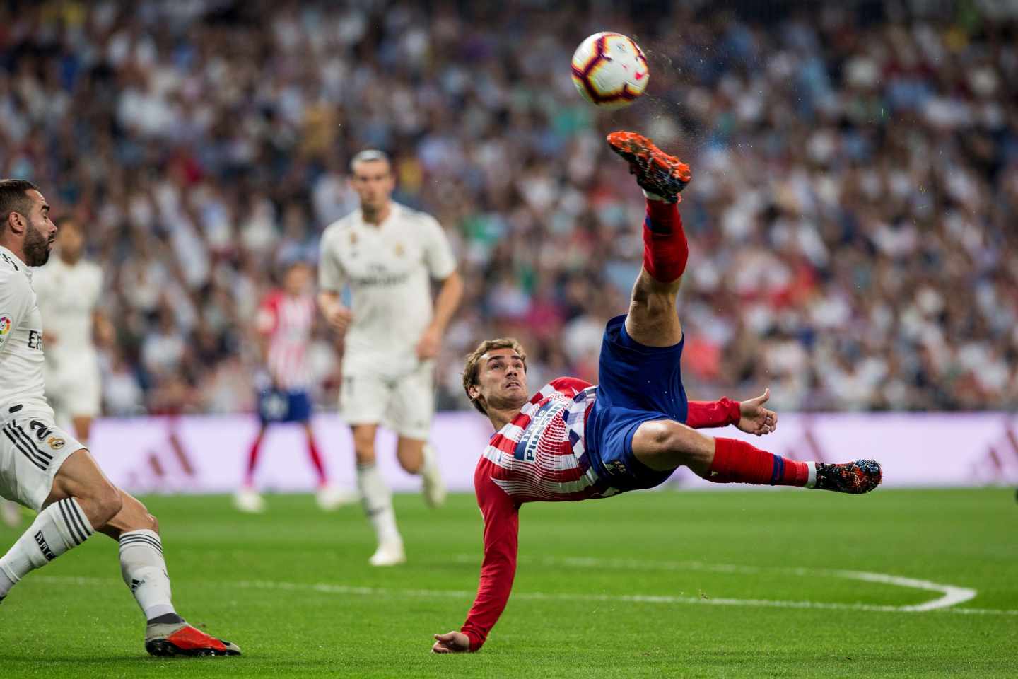 El jugador del Atlético de Madrid Antoine Griezmann remata un balón en el partido frente al Real Madrid.