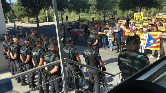 Agentes de la Guardia Civil, frente a los manifestantes concentrados a las puertas de la comandancia de Tarragona.