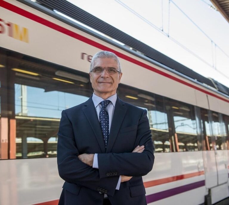 Renfe elige 'a dedo' a tres candidatos a directivos al eliminar al resto de aspirantes