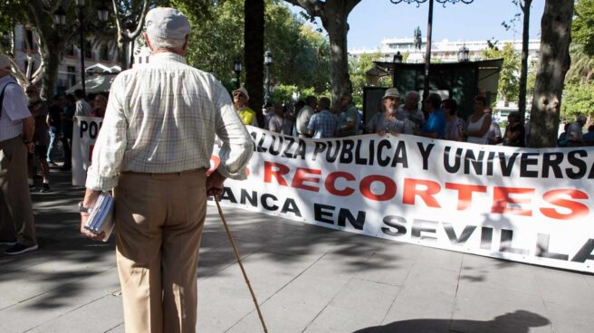 Jubilado ante una manifestación en Andalucía.