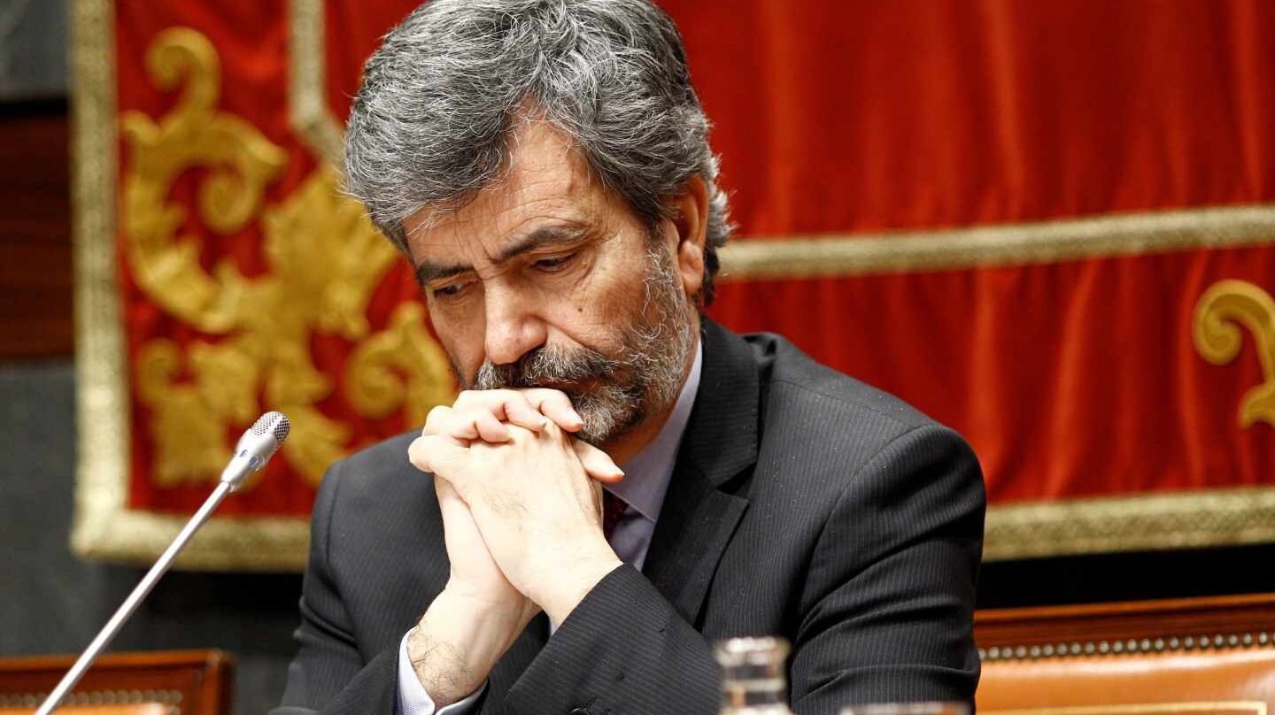 El presidente del CGPJ y del Tribunal Supremo, en actitud pensativa en un acto público.