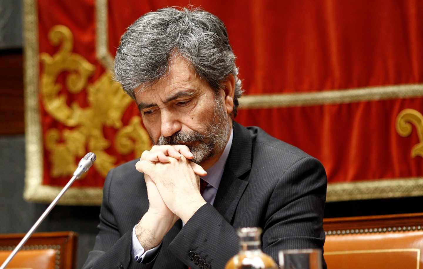 El presidente del CGPJ y del Tribunal Supremo, en actitud pensativa en un acto público.