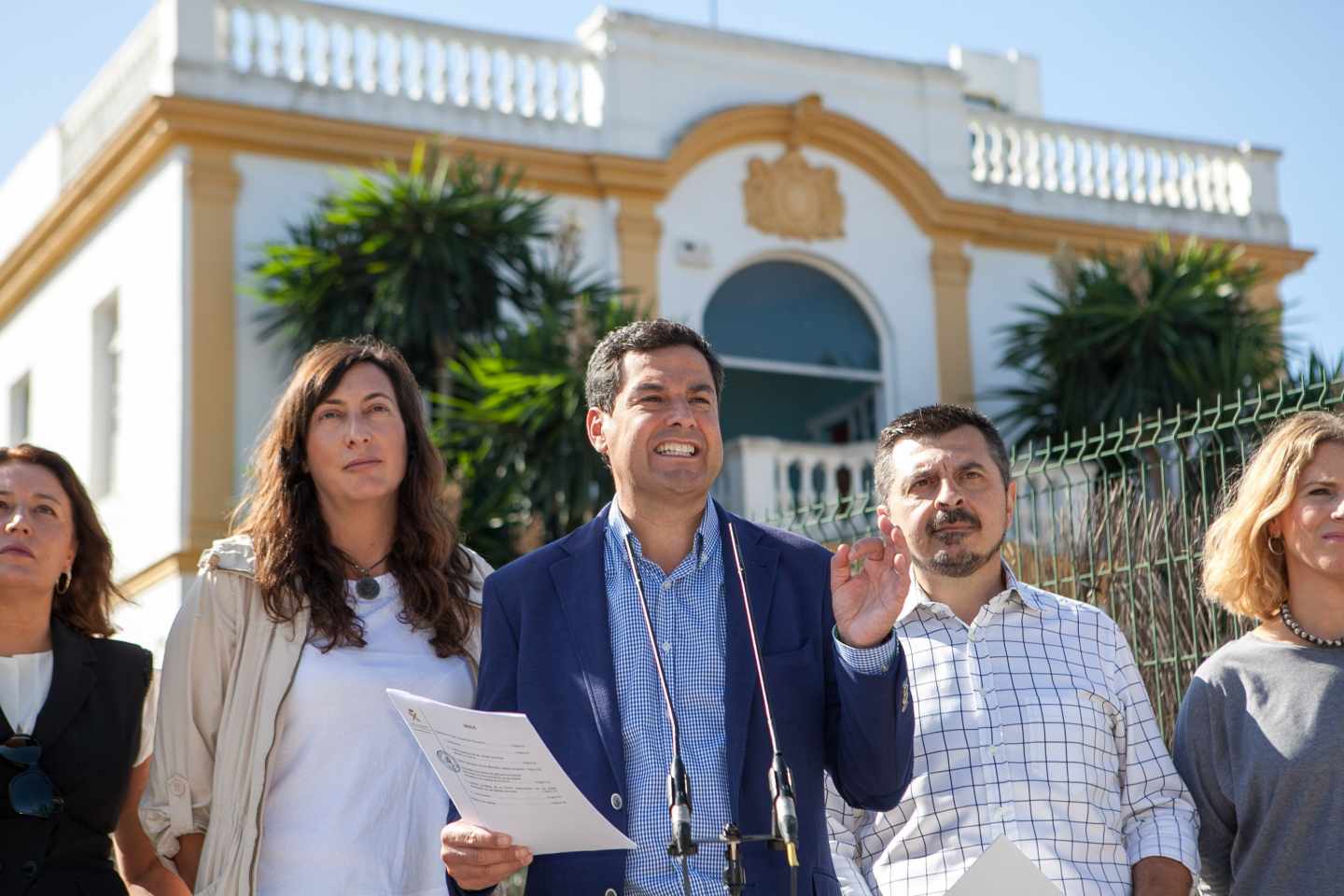 Juanma Moreno, en las puertas del Don Angelo en Sevilla.