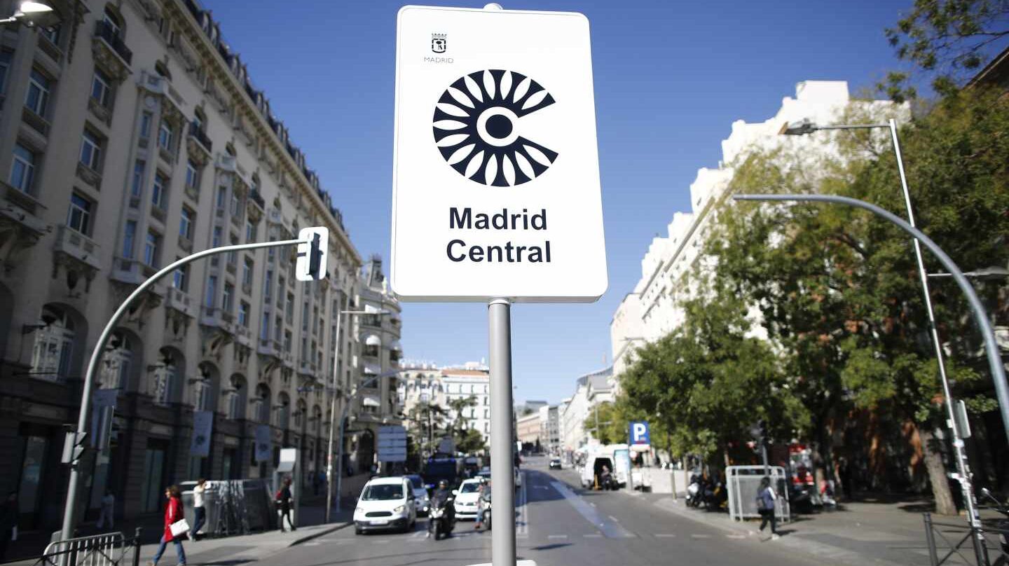 Uno de los carteles que avisan del área restringida 'Madrid Central'