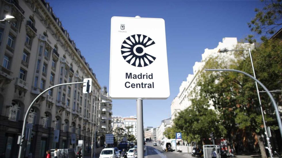 Uno de los carteles que avisan del área restringida 'Madrid Central'