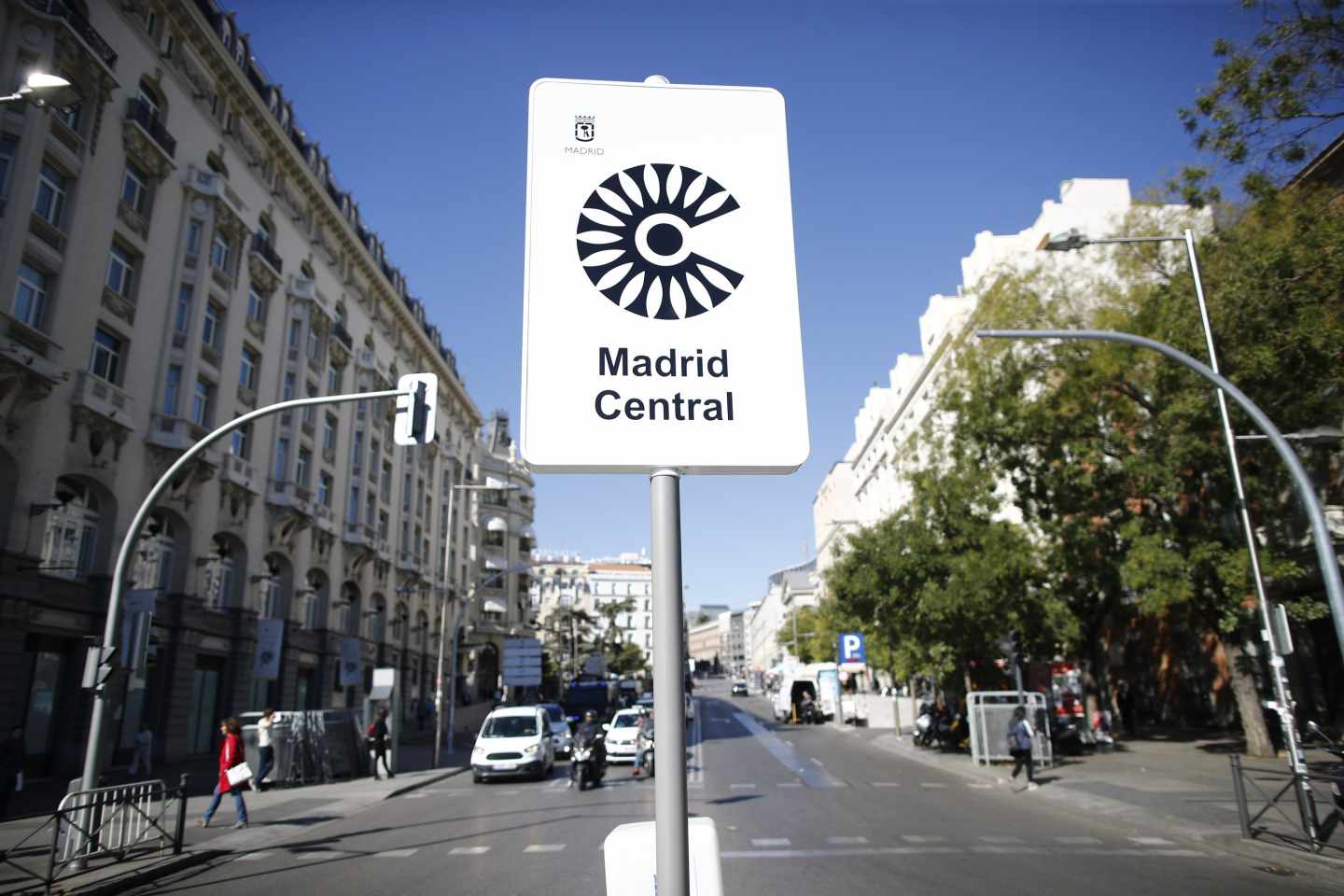 Uno de los carteles que avisan del área restringida 'Madrid Central'