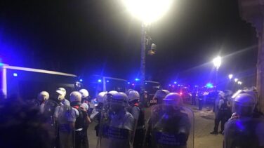 Los Mossos repelen la violencia de los radicales al dictado de Torra