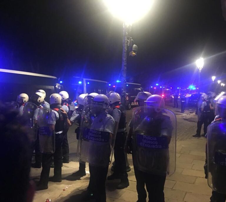 Los Mossos repelen la violencia de los radicales al dictado de Torra