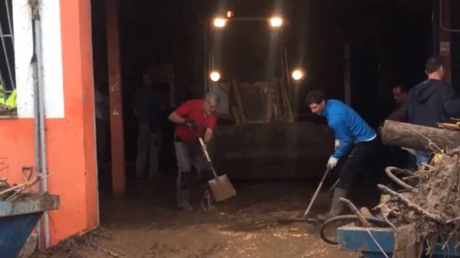 Rafa Nadal participa en el achique de agua tras las inundaciones de Mallorca