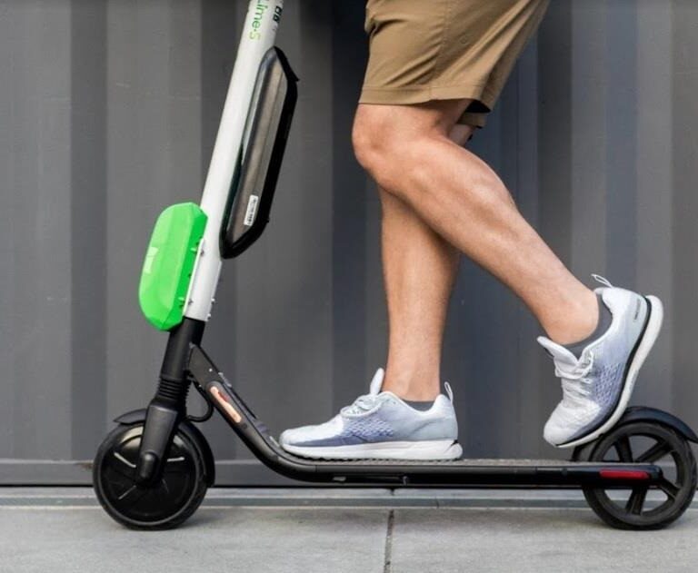 El Ayuntamiento de Madrid prohíbe que los patinetes circulen por las aceras