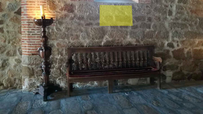 Entrada al Parador de Plasencia, donde se ubicaba la placa (justo encima del banco) con el nombre de Rodrigo Rato. Entrada al Parador de Plasencia, donde se ubicaba la placa (justo encima del banco) con el nombre de Rodrigo Rato.