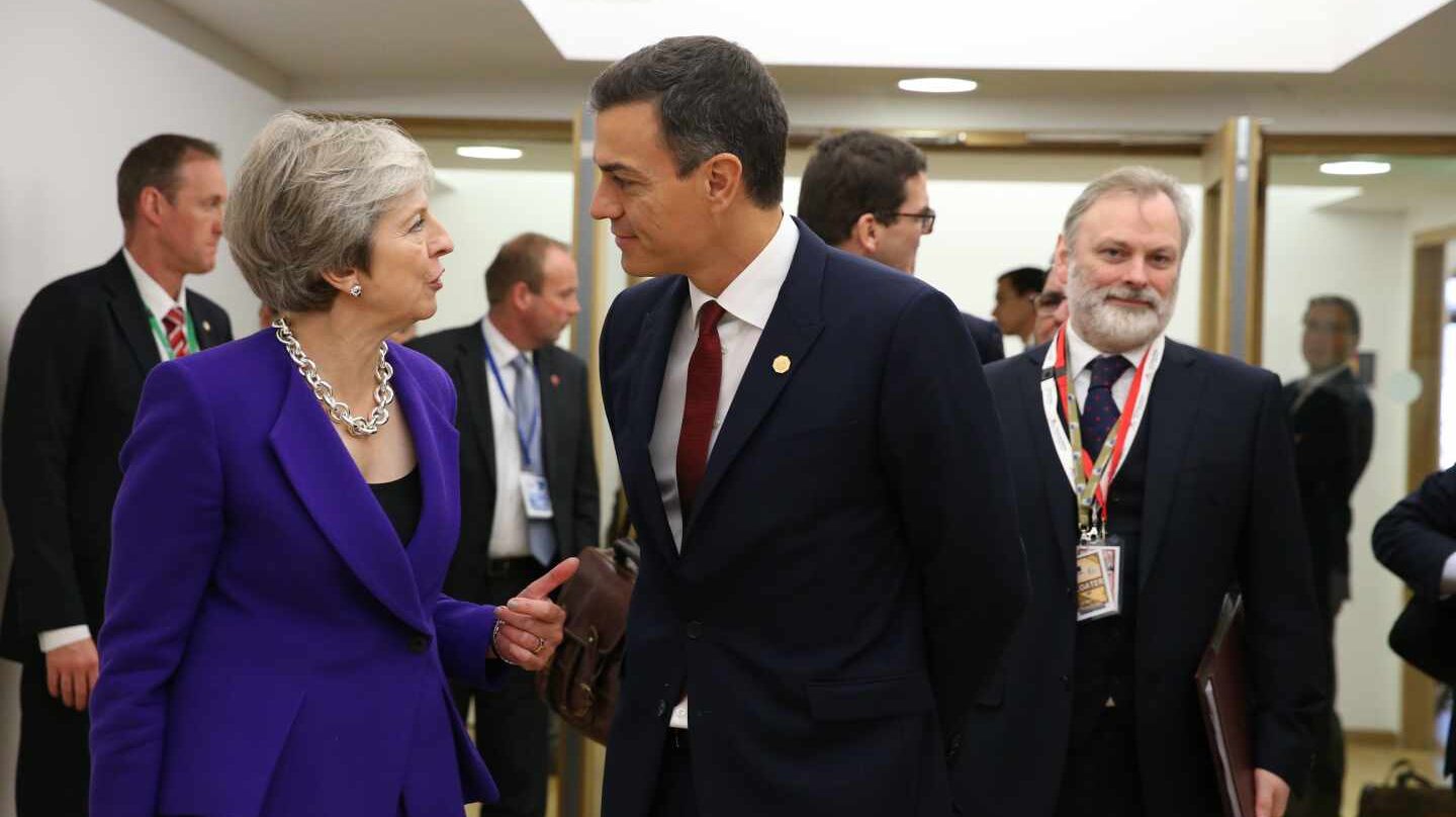 Pedro Sánchez saluda a Theresa May durante una cumbre europea.