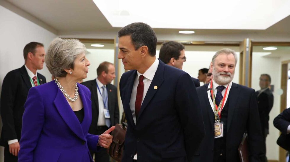 Pedro Sánchez saluda a Theresa May durante una cumbre europea.