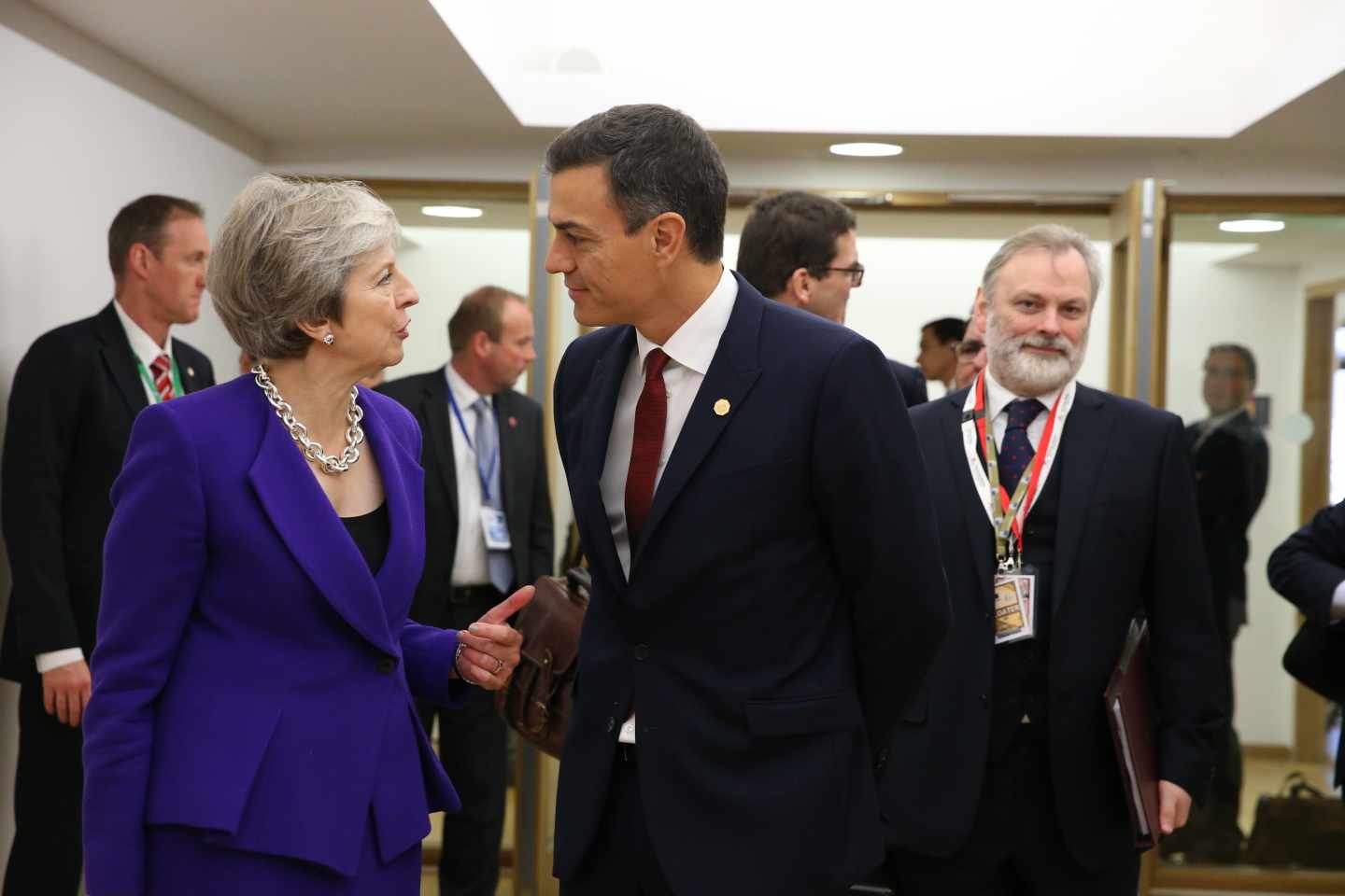 Pedro Sánchez saluda a Theresa May durante una cumbre europea.