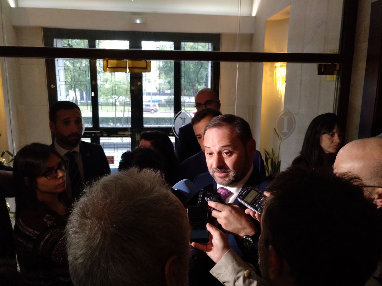 El ministro de Fomento comparece a la salida del Hotel Intercontinental de Madrid.