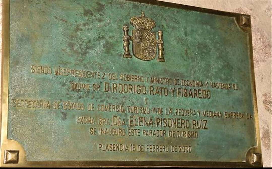 Detalle de la placa con el nombre de Rodrigo Rato.