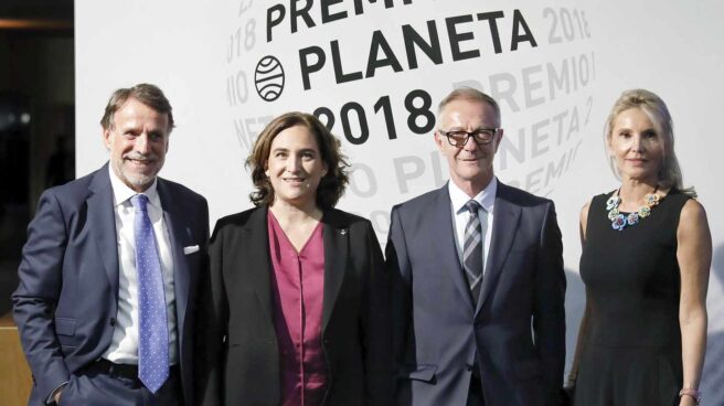 planeta El ministro de Cultura, José Guirao (d), junto a la alcaldesa de Barcelona Ada Colau (2i); el presidente de la editorial Planeta, José Creuheras (i), y su esposa, Columna Martí (d), posan a su llegada a la gala en la que se proclamará el ganador del LXVII Premio Planeta de Novela, esta noche en el Palau de Congresos de Barcelona.