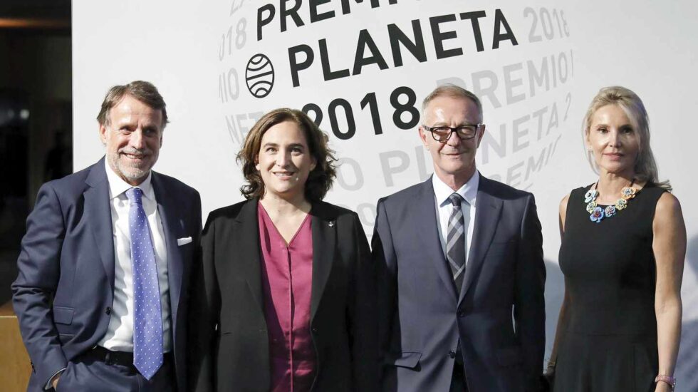 El ministro de Cultura, José Guirao (d), junto a la alcaldesa de Barcelona Ada Colau (2i); el presidente de la editorial Planeta, José Creuheras (i), y su esposa, Columna Martí (d), posan a su llegada a la gala en la que se proclamará el ganador del LXVII Premio Planeta de Novela, esta noche en el Palau de Congresos de Barcelona.