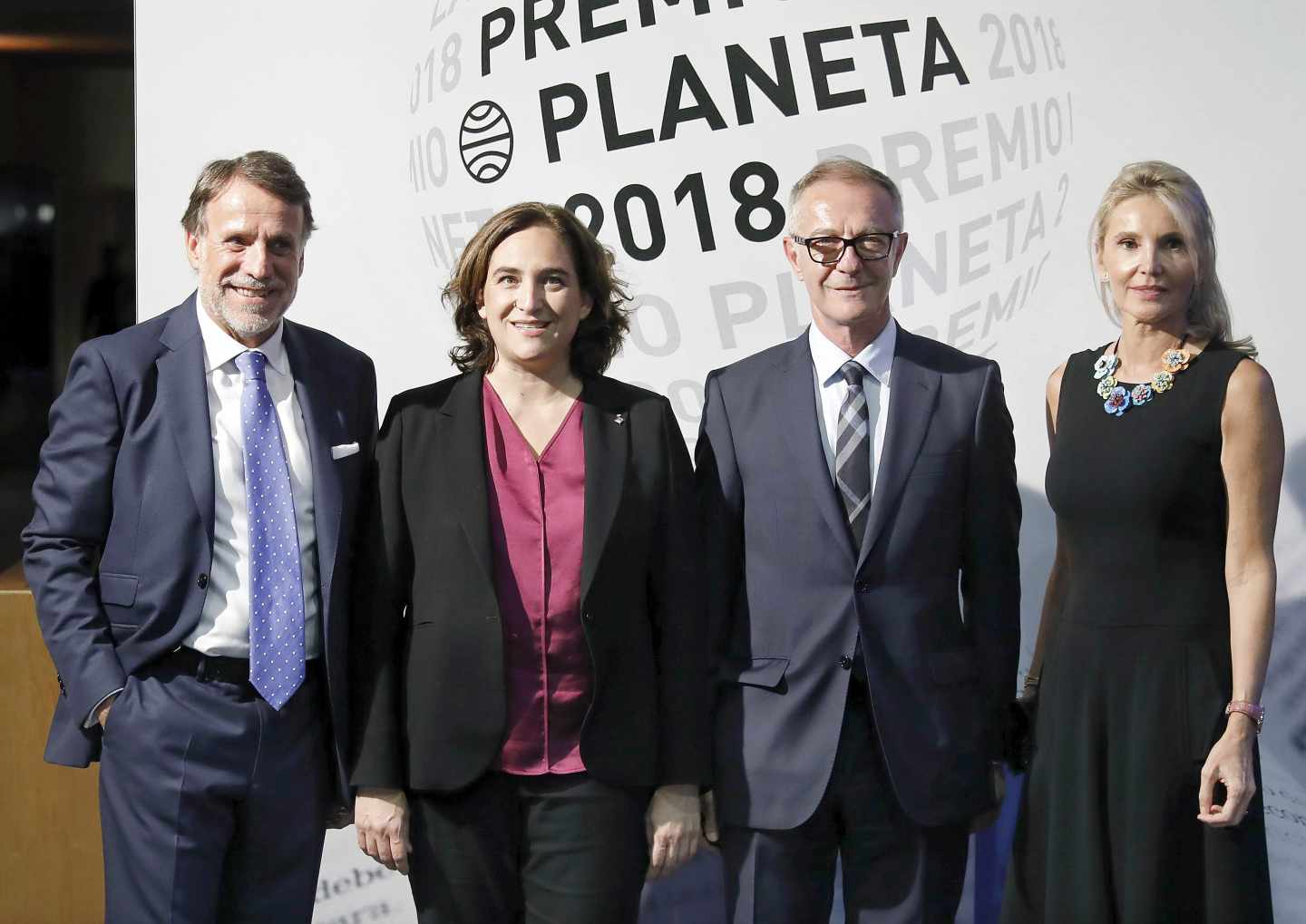 El ministro de Cultura, José Guirao (d), junto a la alcaldesa de Barcelona Ada Colau (2i); el presidente de la editorial Planeta, José Creuheras (i), y su esposa, Columna Martí (d), posan a su llegada a la gala en la que se proclamará el ganador del LXVII Premio Planeta de Novela, esta noche en el Palau de Congresos de Barcelona.