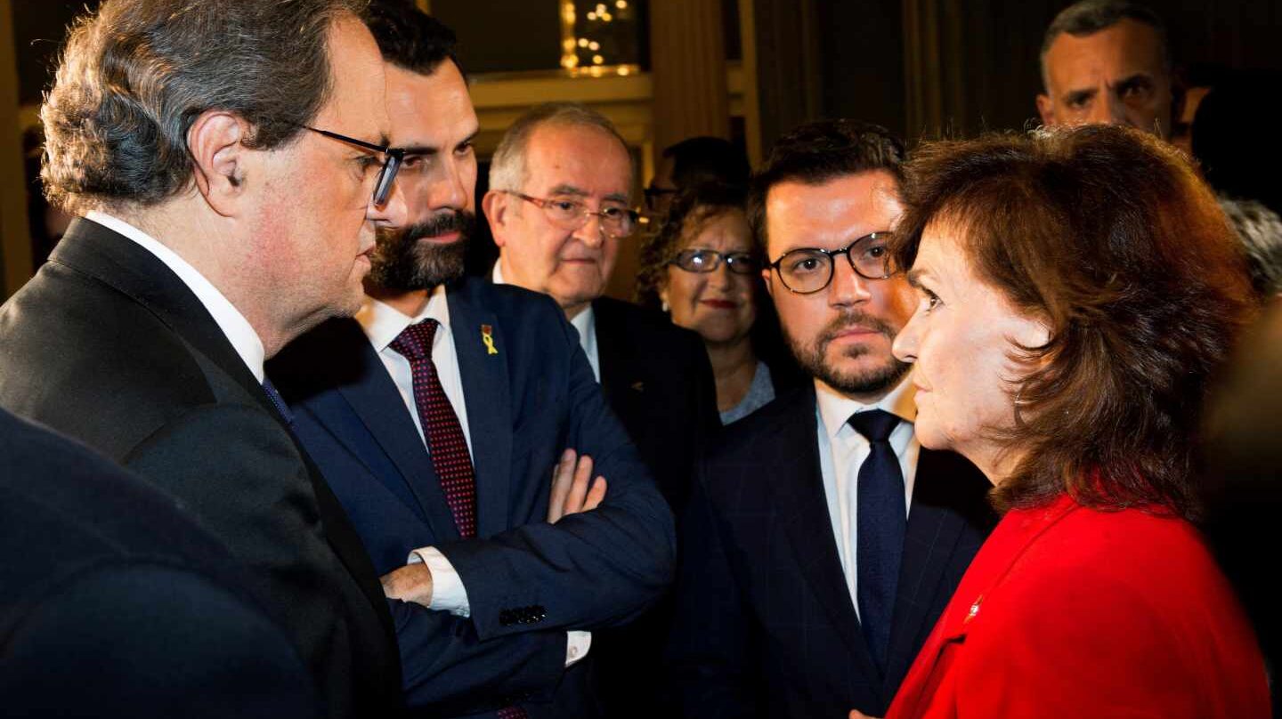 Quim Torra, Roger Torrent y Pere Aragonés charlan con la vicepresidenta del Gobierno, Carmen Calvo.