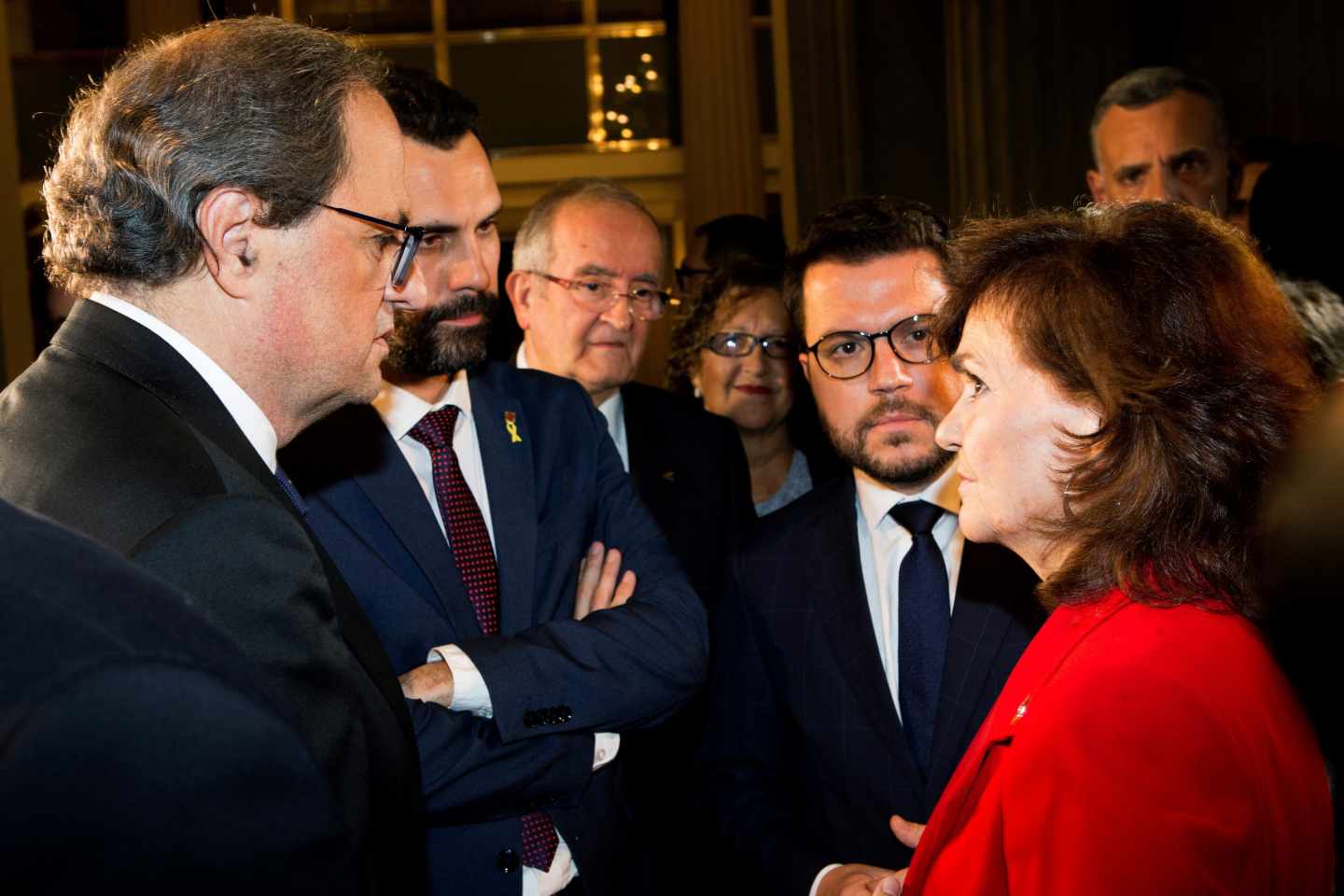 Quim Torra, Roger Torrent y Pere Aragonés charlan con la vicepresidenta del Gobierno, Carmen Calvo.