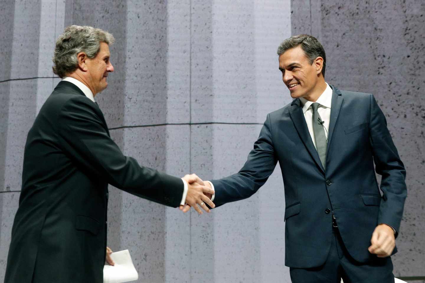 s”El presidente del Gobierno, Pedro Sanchez, saluda a Francisco J. Riberas (d) , presidente del Instituto de la Empresa Familiar, durante la clausura, en el Palacio de Congresos de València, del XXI Congreso Nacional de la Empresa Familiar, celebrado bajo el lema "Comprometidos con el futuro".