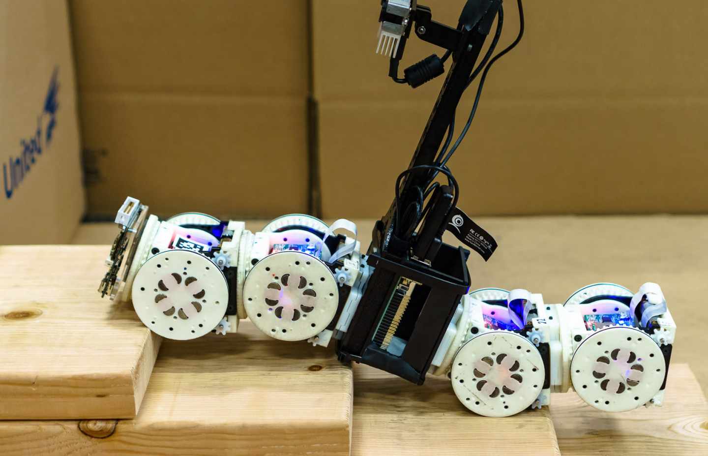 Robot que cambia su forma para adaptarse a unas escaleras